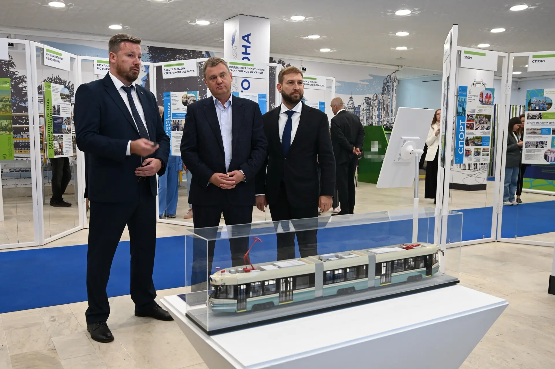 Сегодня провел экскурсию по выставке достижений Петроградского района для вице-губернат...