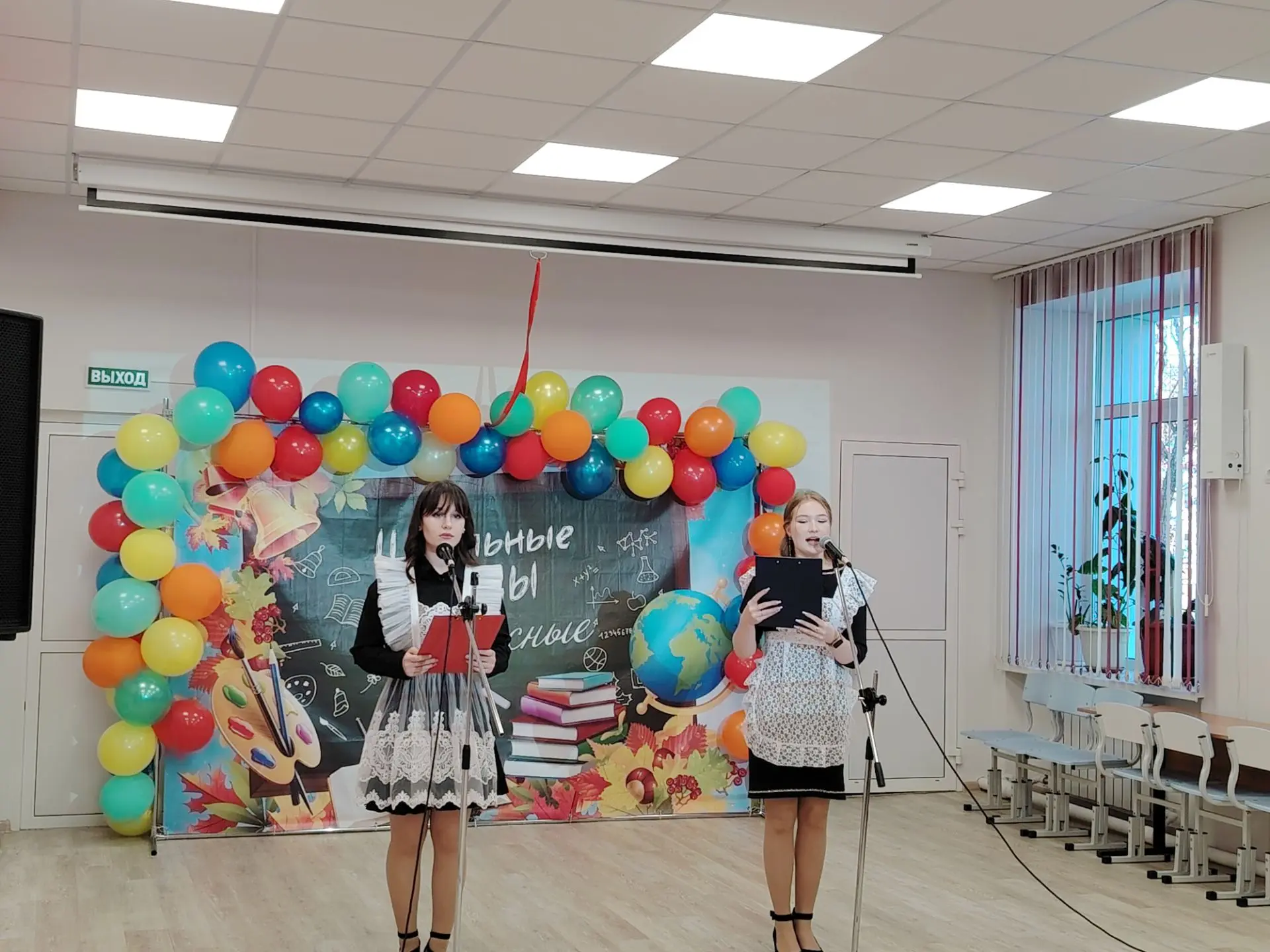 🎶💐 Праздничная фотозона, море музыки и грандиозный концерт: как наша школа отпразднов...