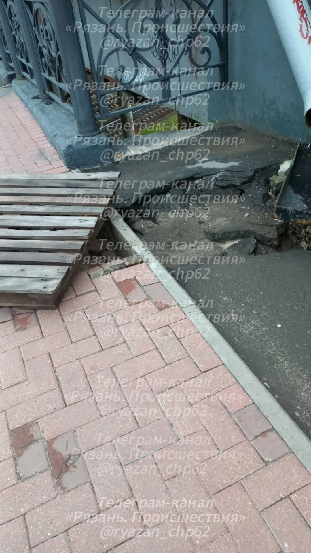 📥📥📥📥📥В центре города при входе на мост ул Первомайский проспект  видимо из-за  ливней минувших 