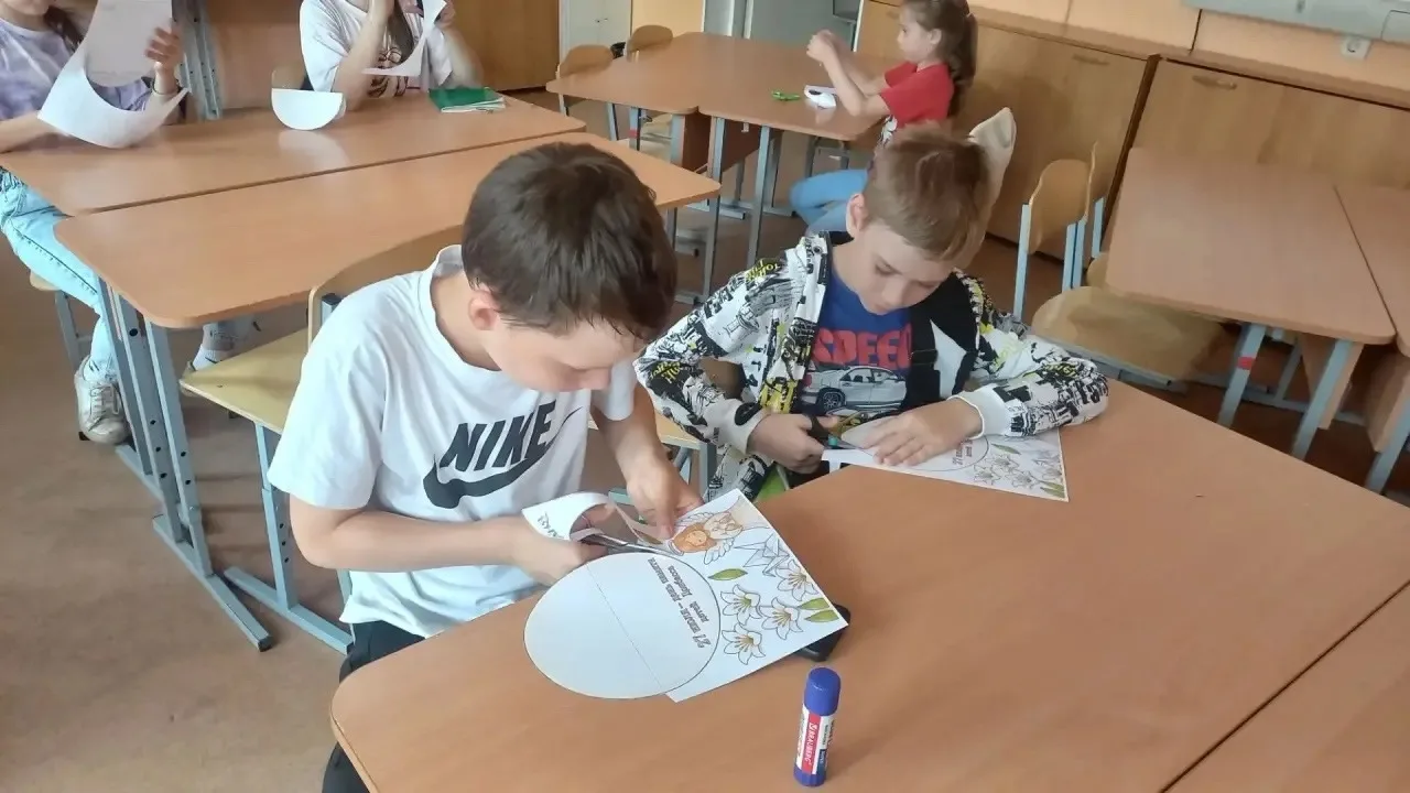 🕊️ Сегодня, в День памяти детей Донбасса, наши исследователи на кружке «Творим вместе» сделали бума