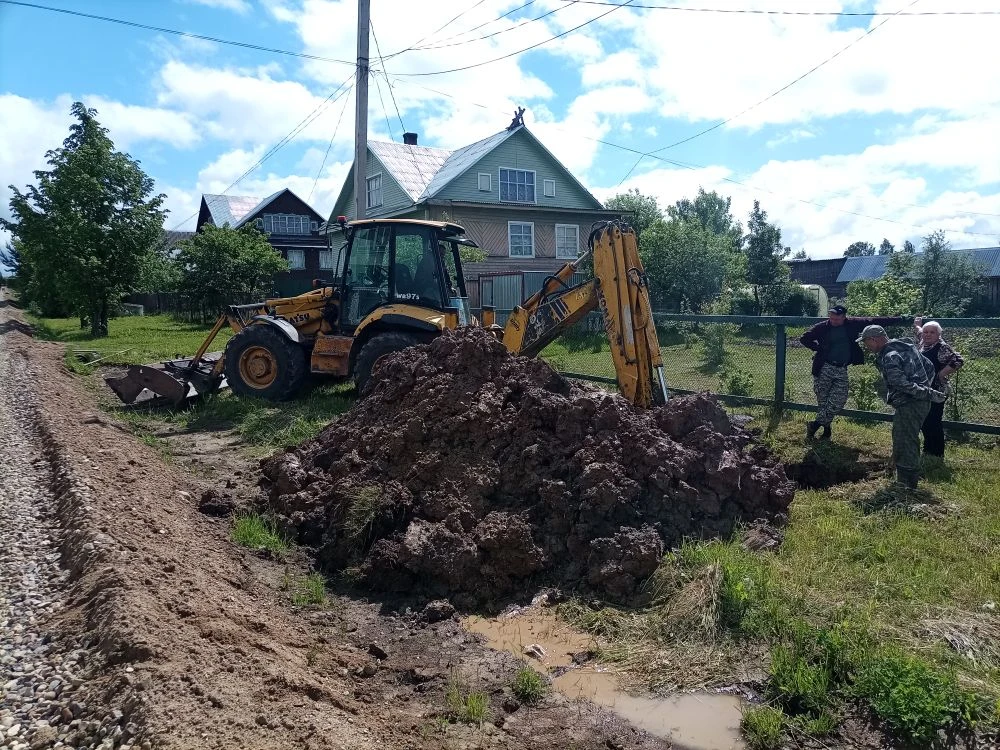 Сегодня 04 июня устраняли  порывы сетей водопровода в село Сенная и в г. Чухлома, ул. Семёновская. С