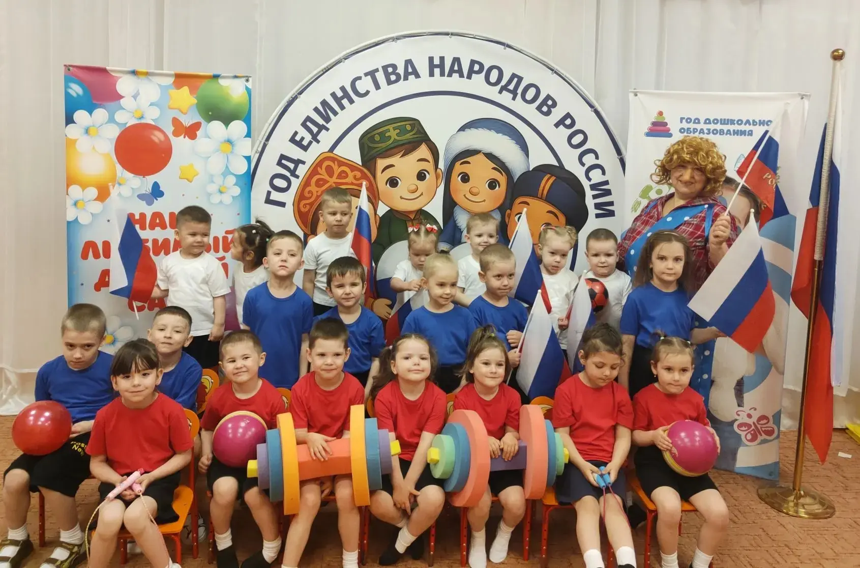 "НАШИ МАЛЕНЬКИЕ ГЕРОИ В ДЕНЬ РОССИИ ! "