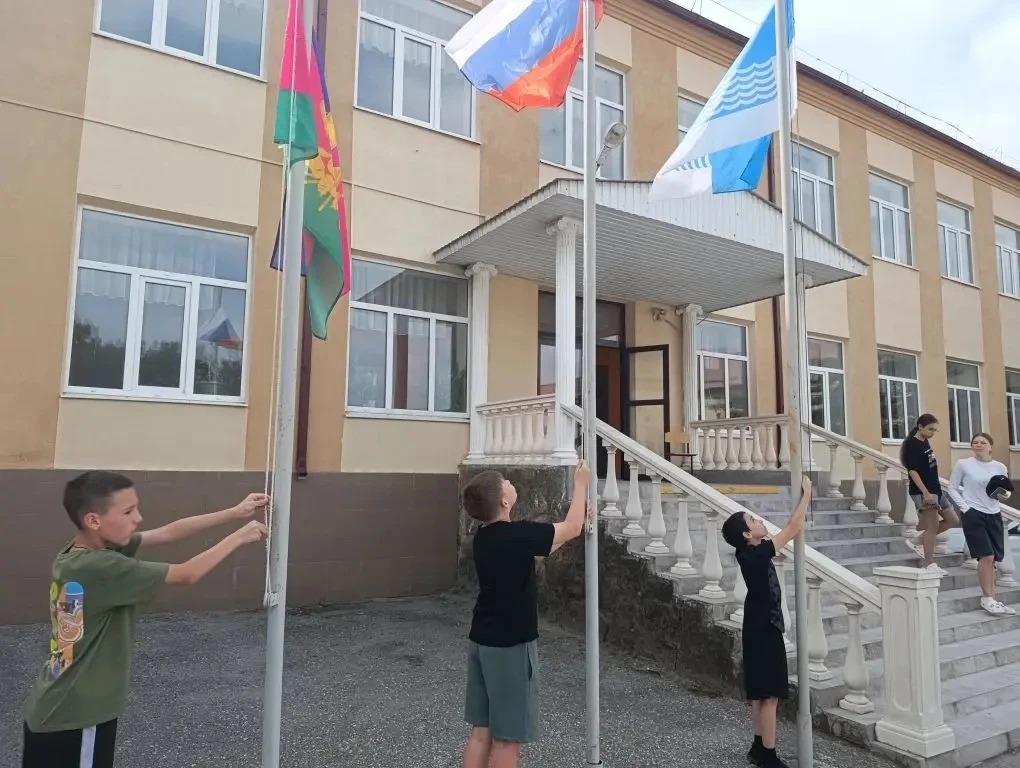 С чего начинается Родина? Для нас — с торжественной линейки! 🤍💙❤️

Сегодня в нашем школьном лагере