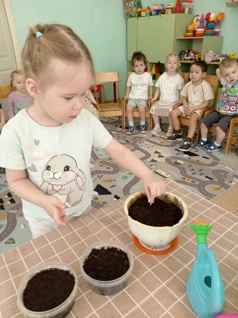 📢 Участие в межрегиональной акции «Огород на окне» Воспитанники второй младшей группы нашего детског