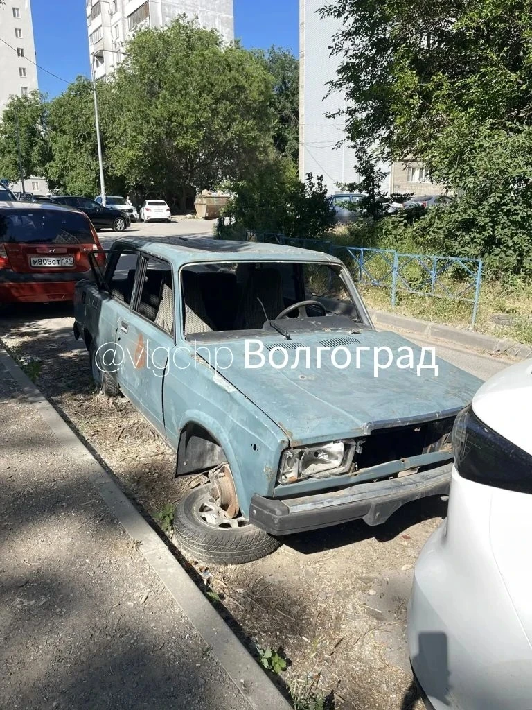 Год на одном месте: на Пархоменко, 43Б вандалы доламывают брошенное авто

Жители Центрального района