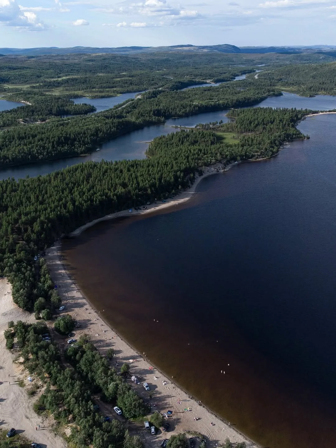 🏖️ Северные Мальдивы

В 50 км от Мурманска находится пляж Ура-Губа, который по праву считается самы