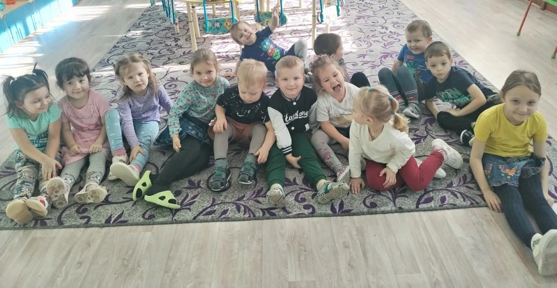 Из окошка сыплет дождик?