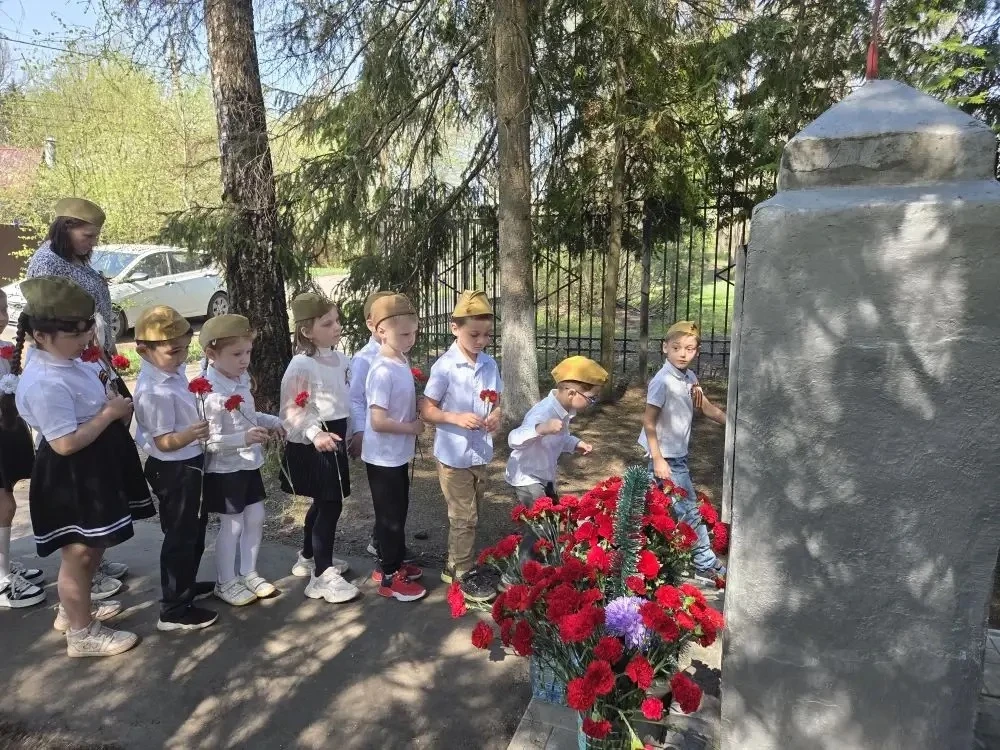 В преддверии Дня Победы  воспитанники ДО "Машенька" посетили памятник павшим  героям.  Ребята возлож