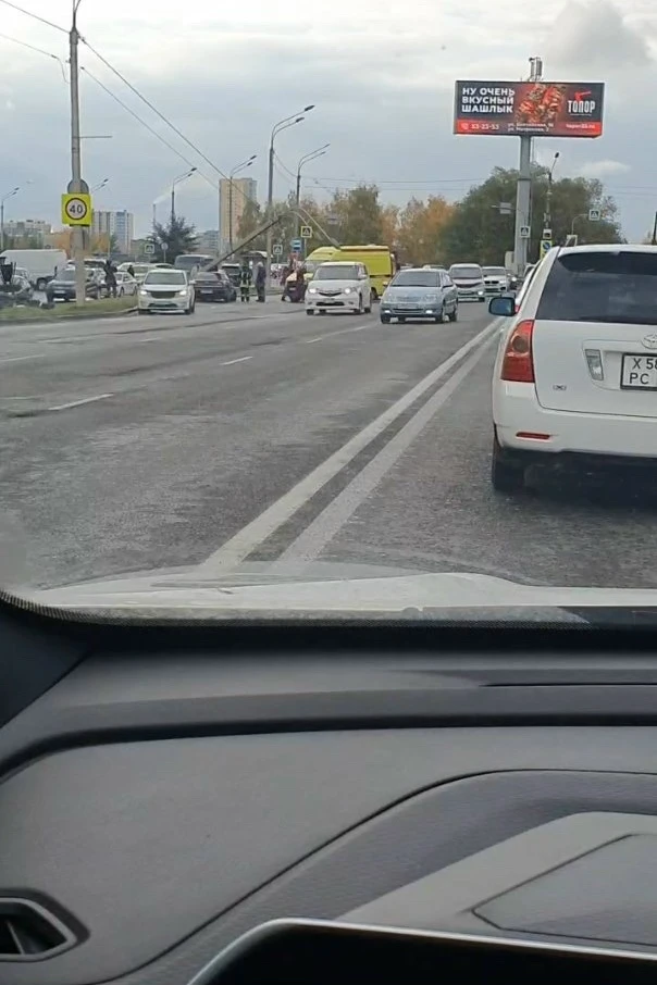 Автомобиль врезался в столб на кольце Павловский тракт-улица Малахова в Барнауле🫣