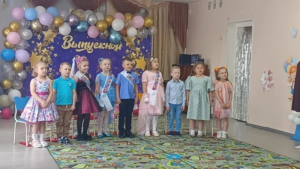 Сегодня с детским садом попрощались воспитанники дошкольных групп при школе.