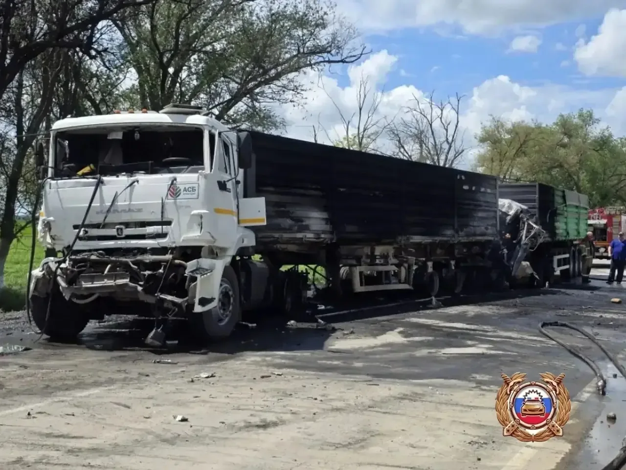 В Ипатовском округе водитель КамАЗа врезался в стоявшие грузовики и погиб 🚛    ДТП произошло 14 мая 