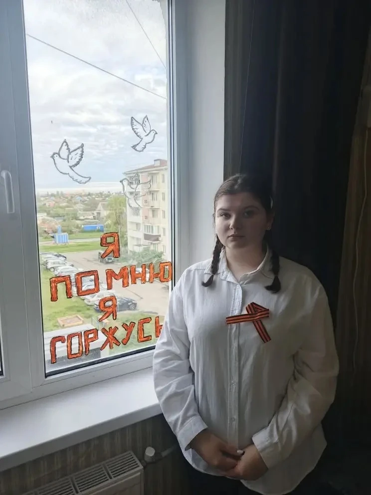 🪟 Окна Победы: наши студенты украсили город в преддверии 9 Мая!  Студенты Кореновского политехническ