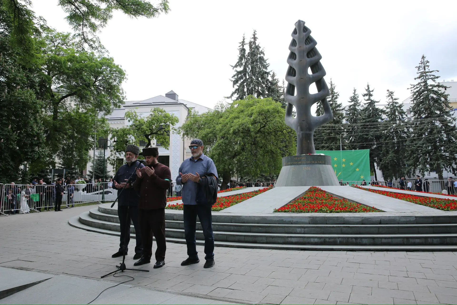В Нальчике сегодня жители и гости Кабардино-Балкарии почтили память жертв Кавказской во...