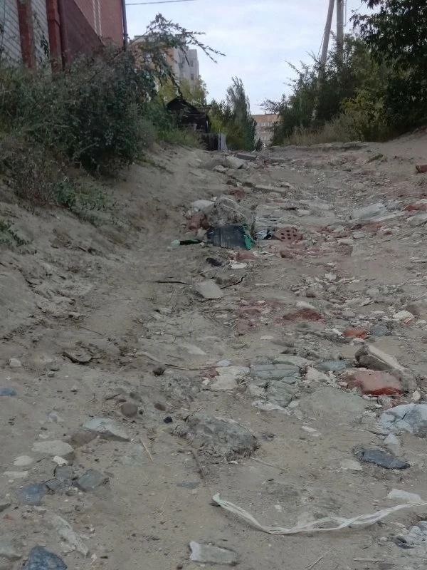 В Камышине машина скорой помощи застряла в яме на улице Заводской, когда ехала на вызов...