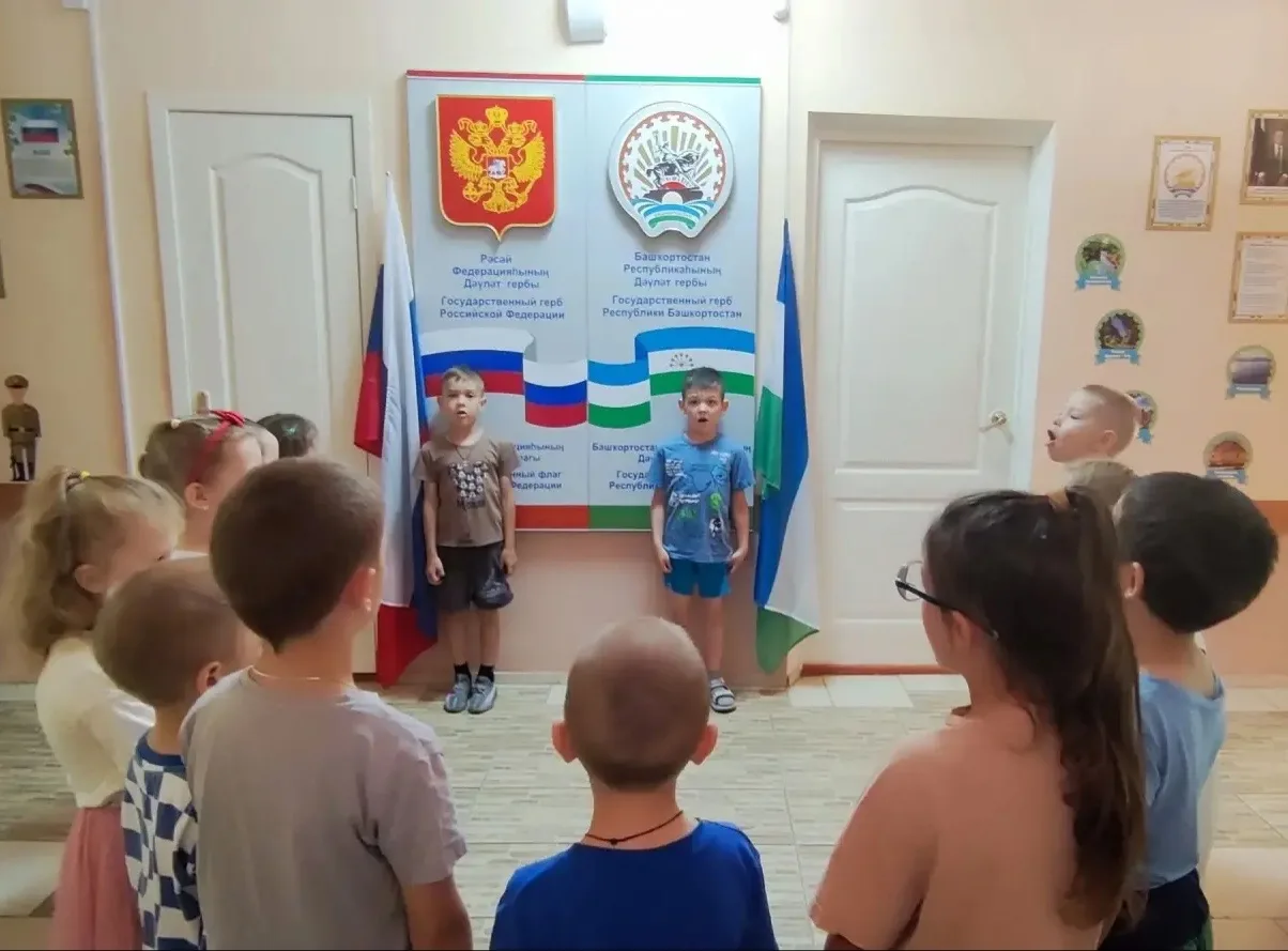 По традиции учебная неделя в нашем детском саду завершилась спуском государственных флагов РФ и РБ. 