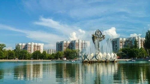 Жители пожаловались мэру, что в парке Металлургов воруют цветы с клумб.