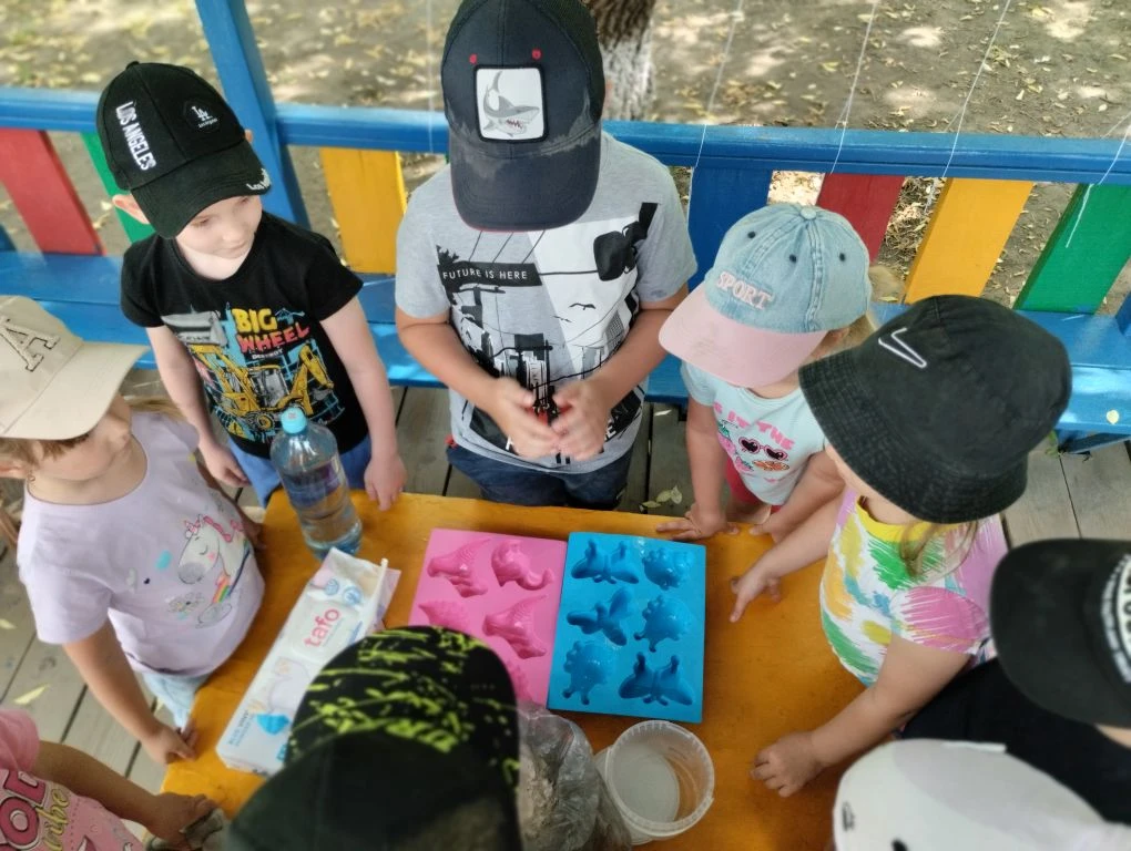Из жидкости — в твёрдое, из белого — в цветное! ✨

Ребята средней группы стали настоящими волшебника