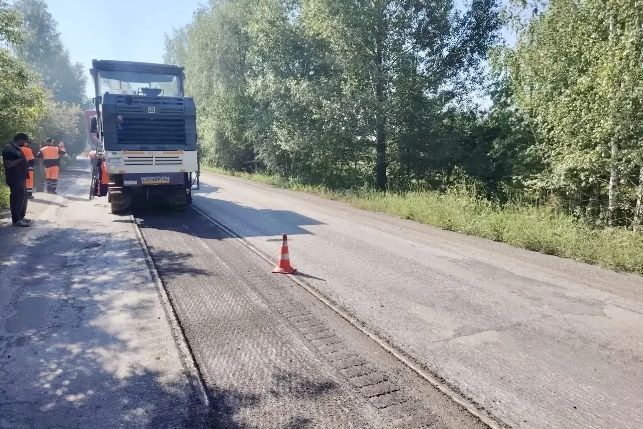 Старый изношенный асфальт сдирают с дороги у Академгородка