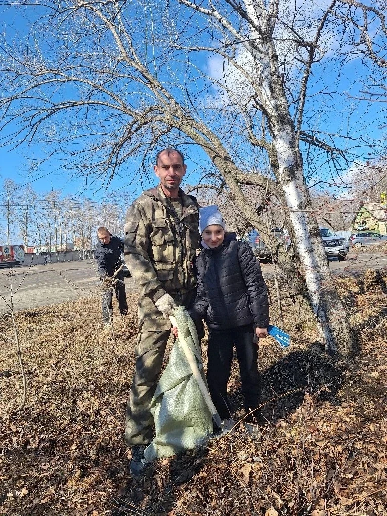 🌿 Как приятно видеть, что ребята с раннего возраста приучаются к труду, осознают его цену и вместе с