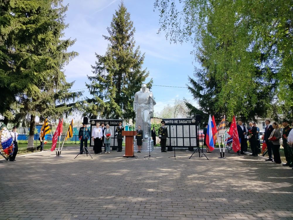 Сегодня учащиеся нашей школы, воспитанники военно-патриотического клуба «Память», приня...