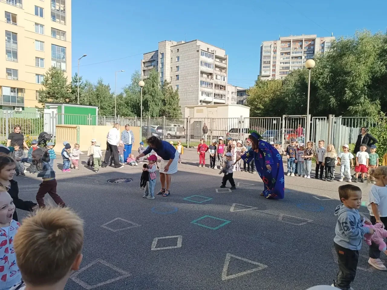 🎈Утром к ребятам на праздничную линейку заглянула Королева Знаний. Вместе они поиграли...