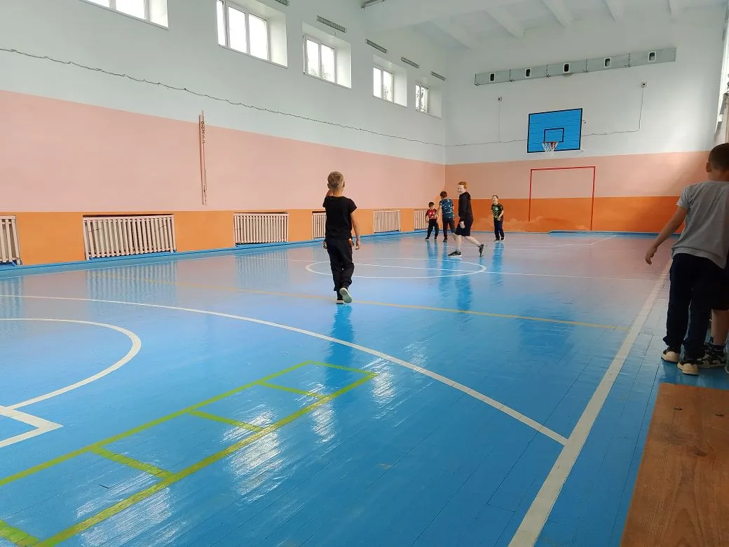 В пришкольном лагере каждый день - это новое приключение. Сегодня младшие ребята увлечённо погрузили