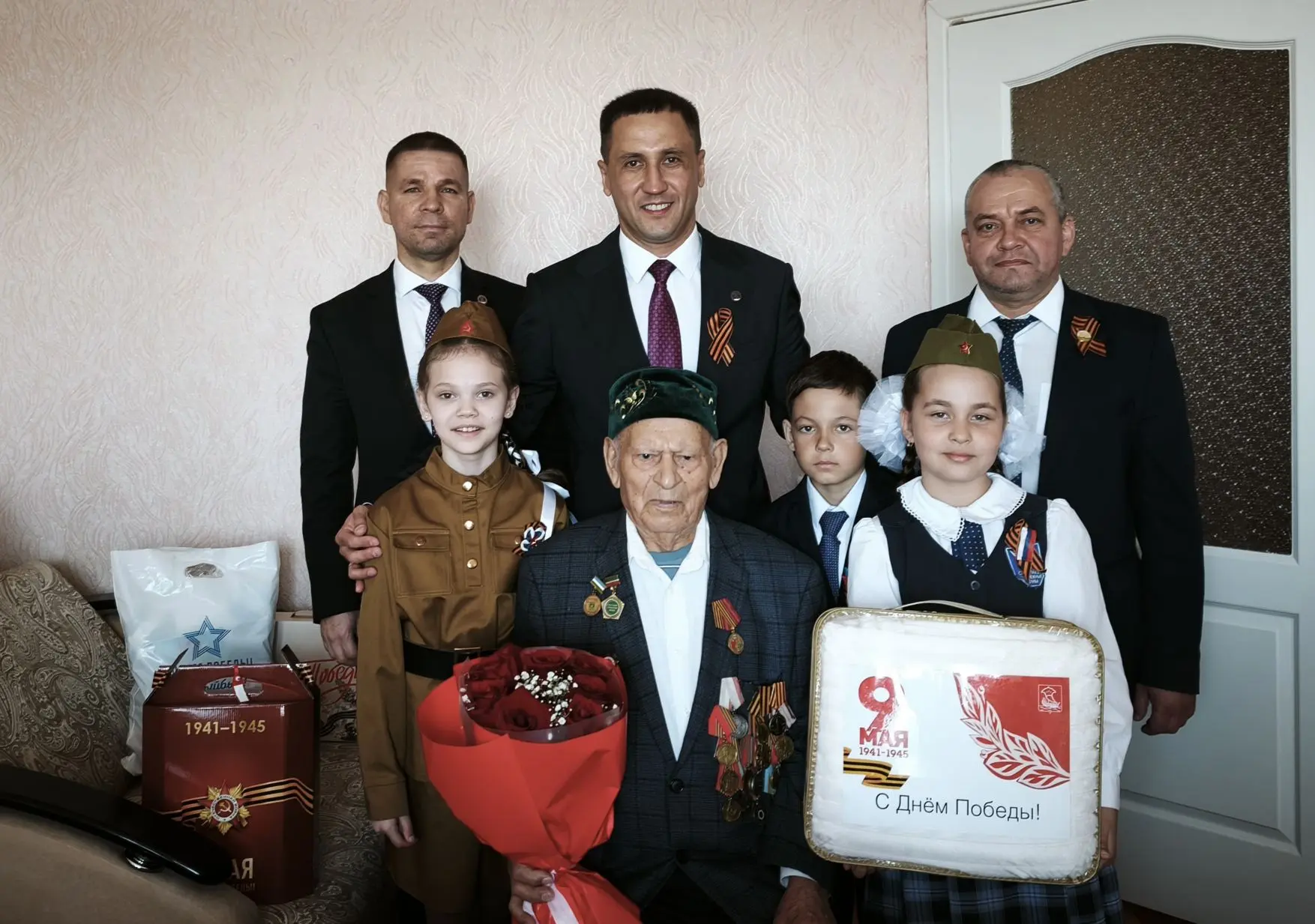 Ребята начальной школы №39 навестили Муфтаха Ансаповича Нуртдинова — участника Великой ...