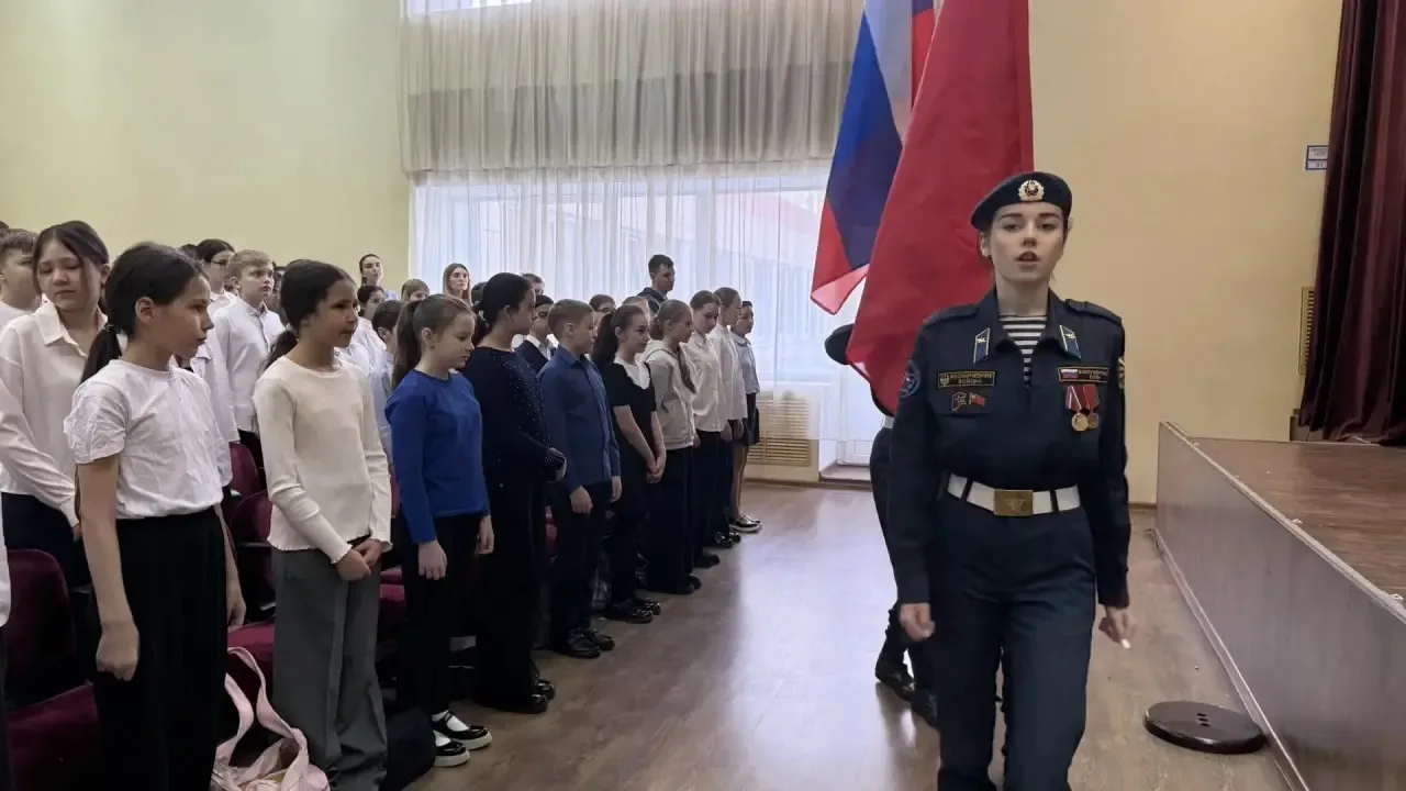 🇷🇺 «Разговоры о важном» в Домодедовской СОШ №1: Погружение в мир современных заводов! 16 марта в на