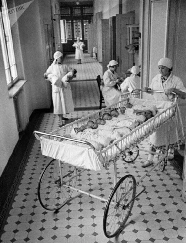 📷 Время кормления новорожденных в одном из роддомов Москвы 

1955 год

Хроники Москвы