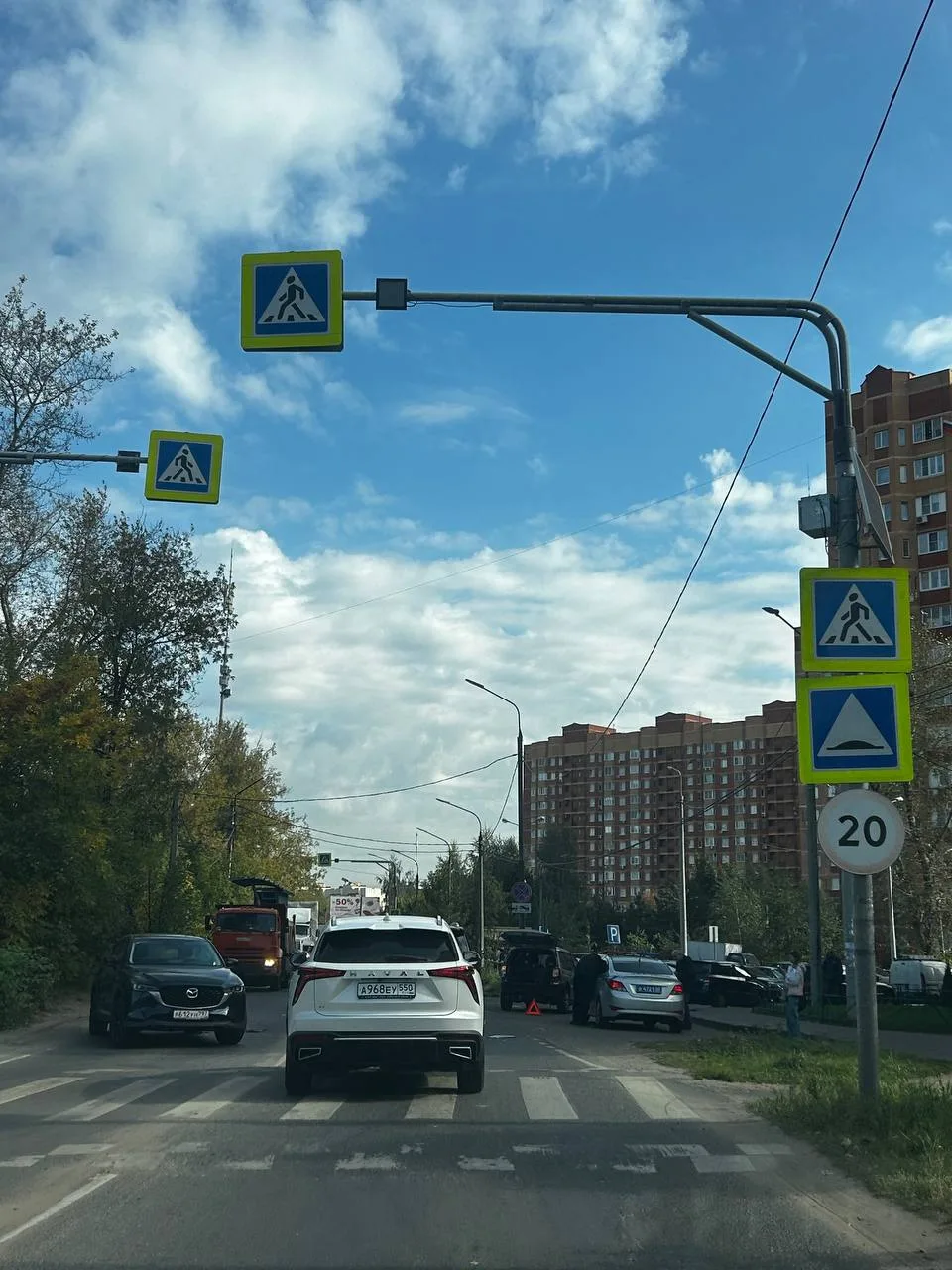 Ужасное ДТП у магазина «ДА», три машины (одна из них каршеринга с вывернутым колесом), ...