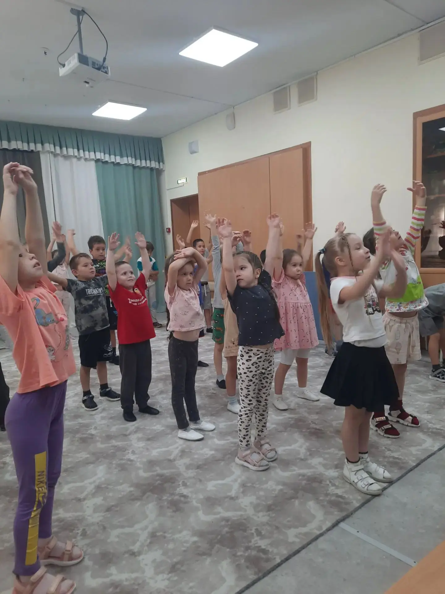 Сегодня с ребятами провели веселые игры с мячом, скакалкой и обручем, которые отлично р...