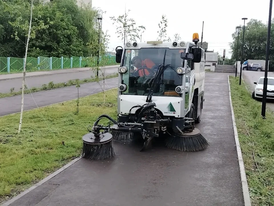 ☀️Работы по благоустройству территории нашего района продолжаются

✅ Подметание тротуара механически
