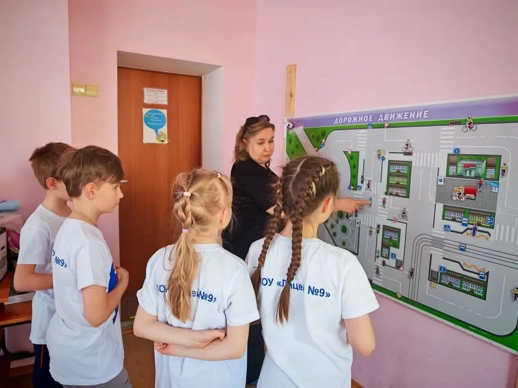 🚦 Наши ребята на конкурсе «Безопасное колесо»!  Вчера команда ЮИД лицея под руководством советника д