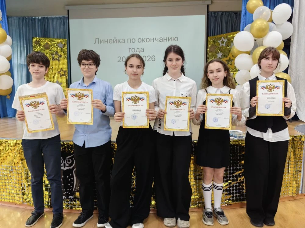 🎓 Последние линейки в преддверии каникул: время награждать лучших!  Сегодня в нашей школе царила осо