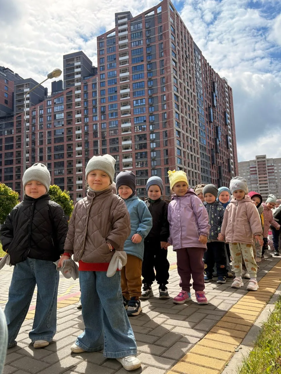 Июнь на носу. А мы всё в шапках 🧣