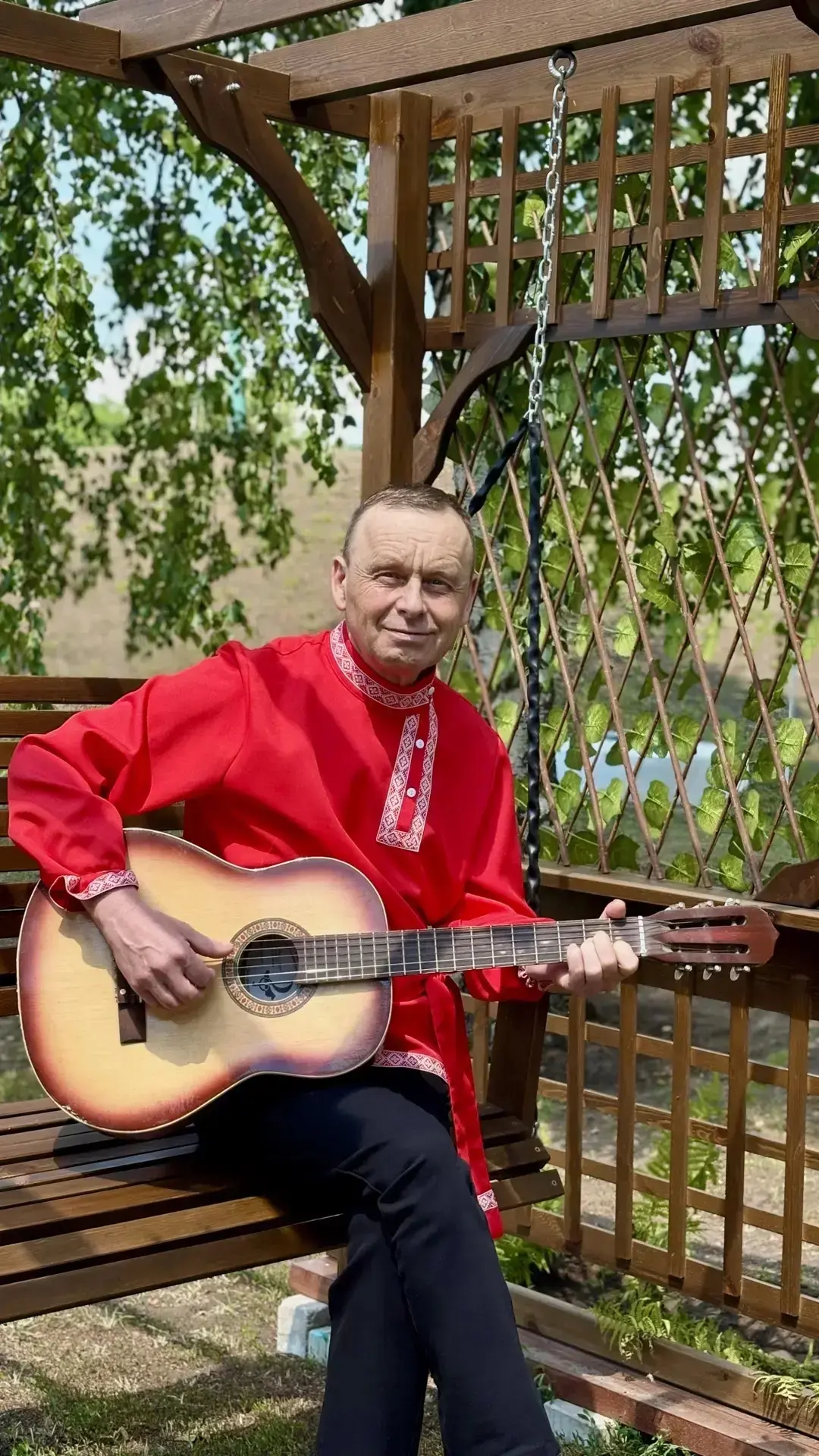 😃Знакомьтесь, наш герой — Юрий! Он нашёл своё главное увлечение по душе, и имя ему — гитара🎸.

Он 
