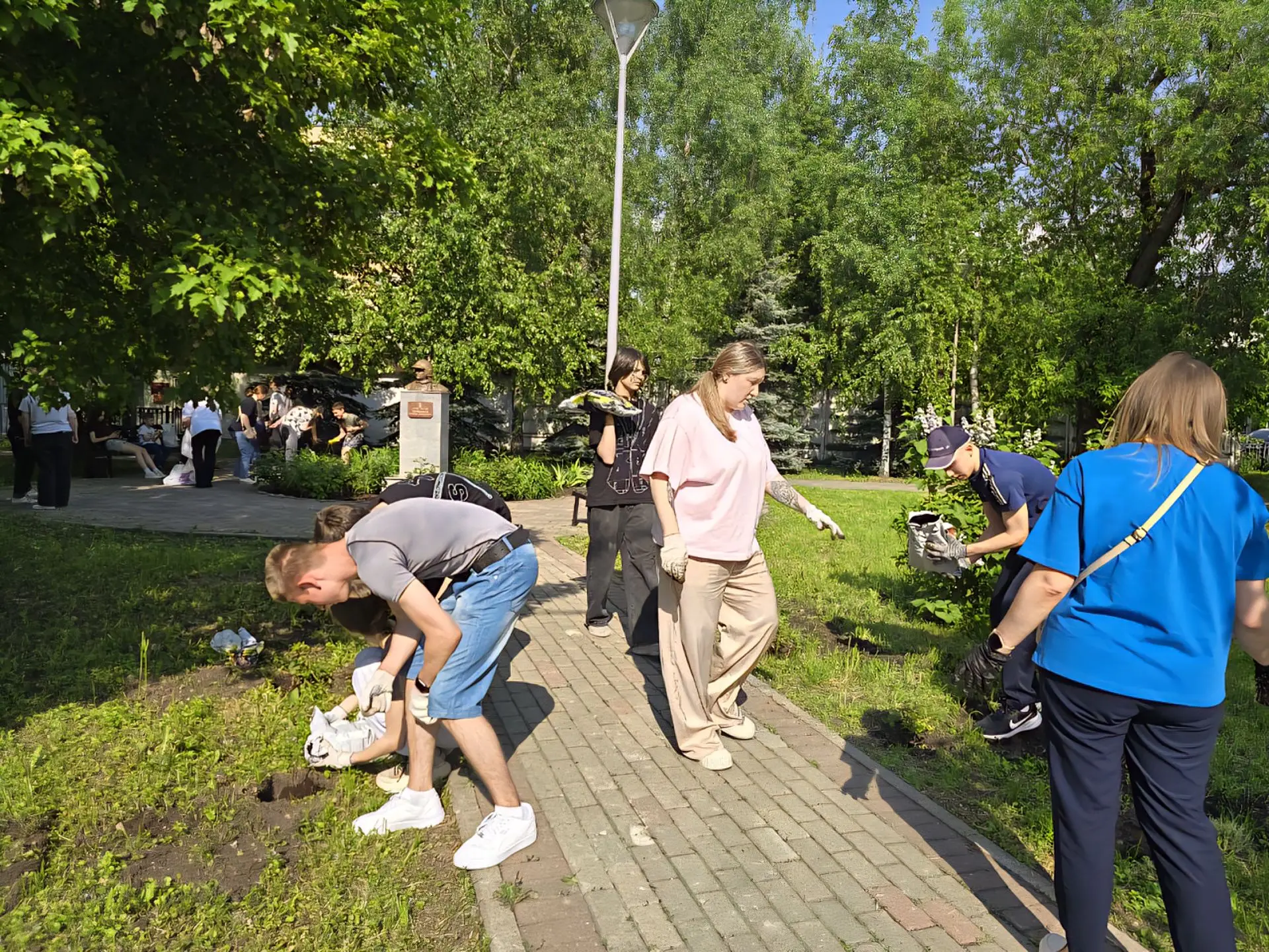 Доброе дело памяти Героя: ученики и педагоги ухаживали за памятником    🗓 20 мая учащиеся нашей школ