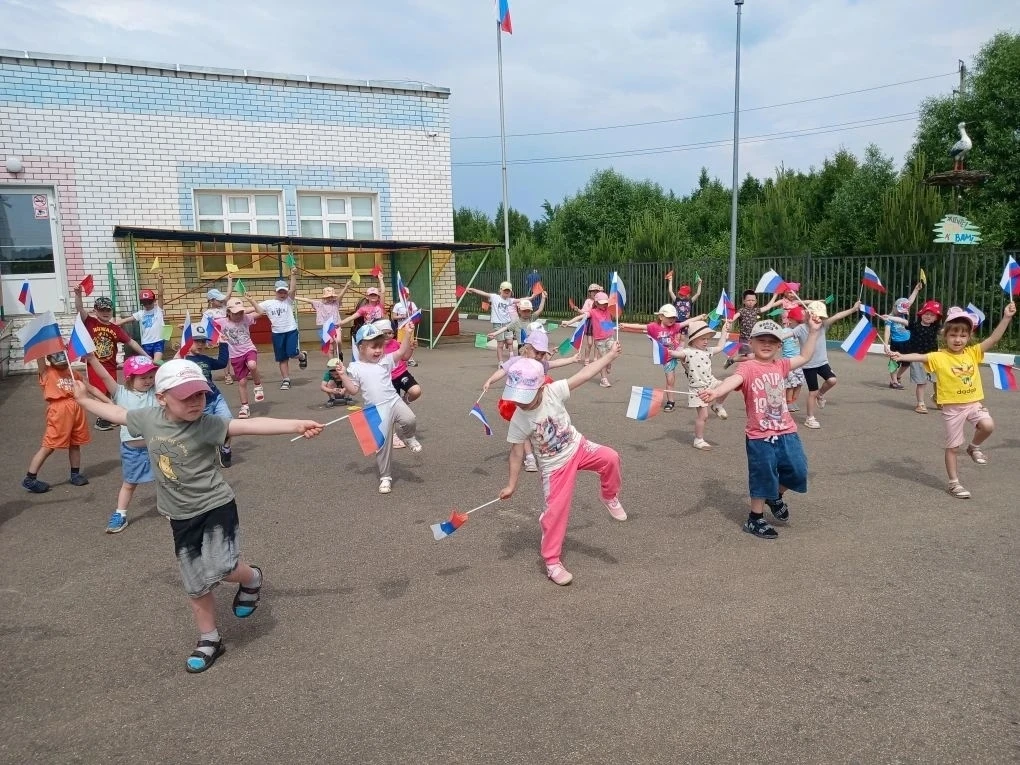 Сегодня в нашем саду прошёл танцевальный флешмоб «Наш дом — Россия». Это не просто танец, а маленьки