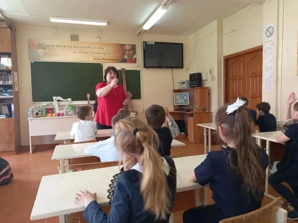 Сегодня в 1 корпусе на уроке музыки в рамках предметной недели эстетического цикла ребята из 1Б клас