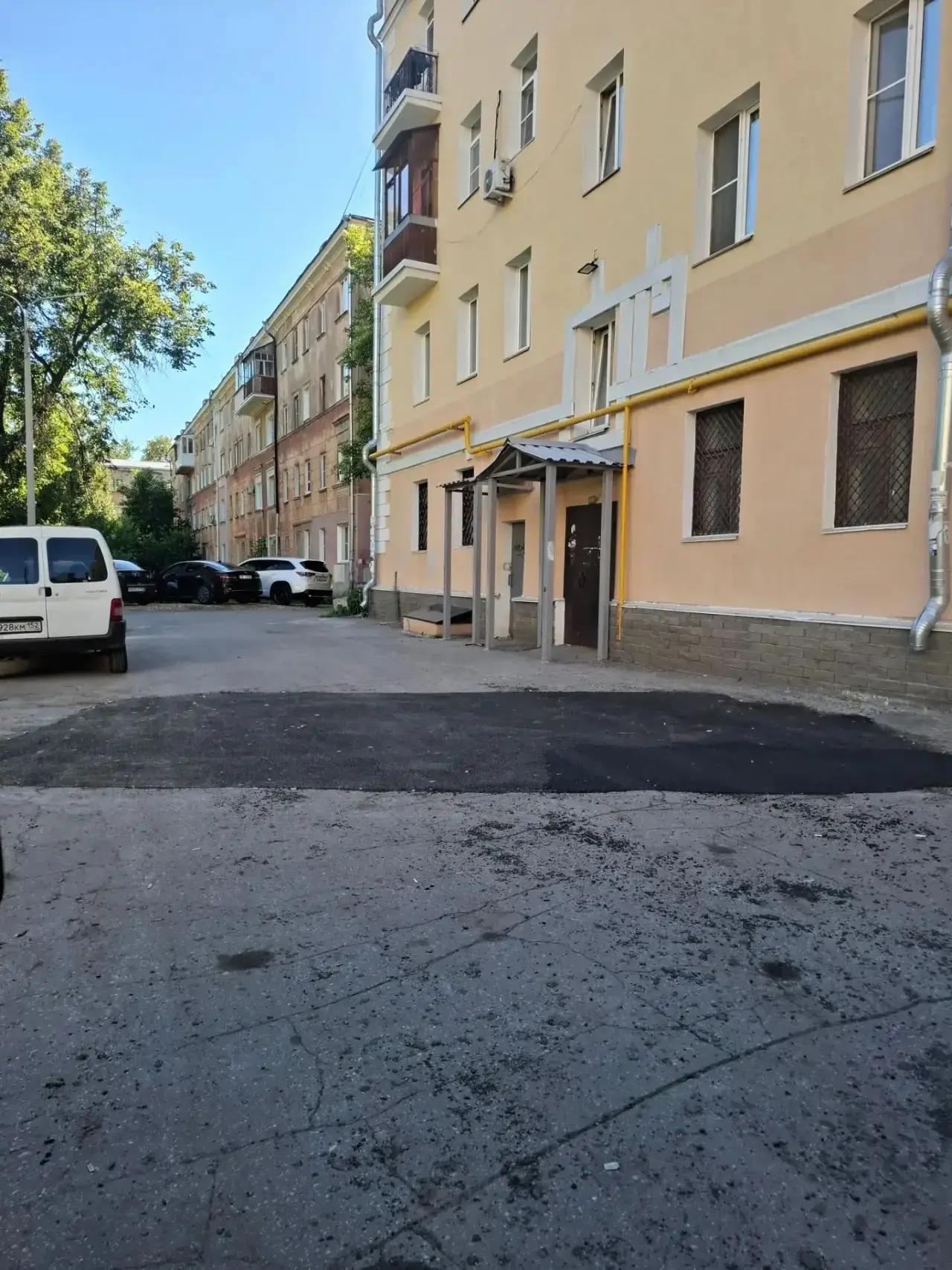 Во дворе дома 20 по улице Страж Революции проведен ямочный ремонт асфальтового покрытия территории �