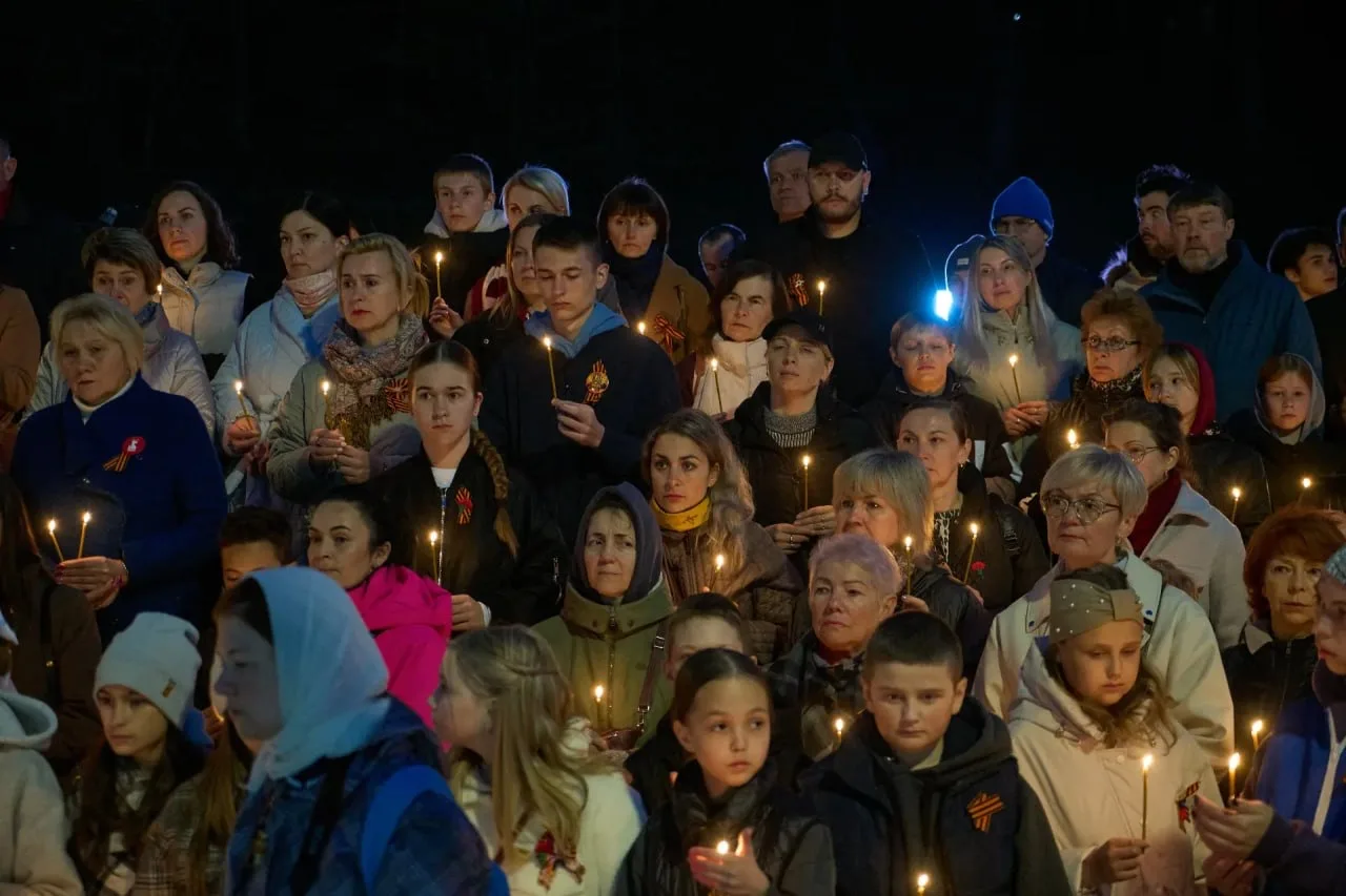 🕯 Десятки свеч зажглись вчера у Мемориала на Калининградском проспекте.  🇷🇺 В завершение Дня Победы 