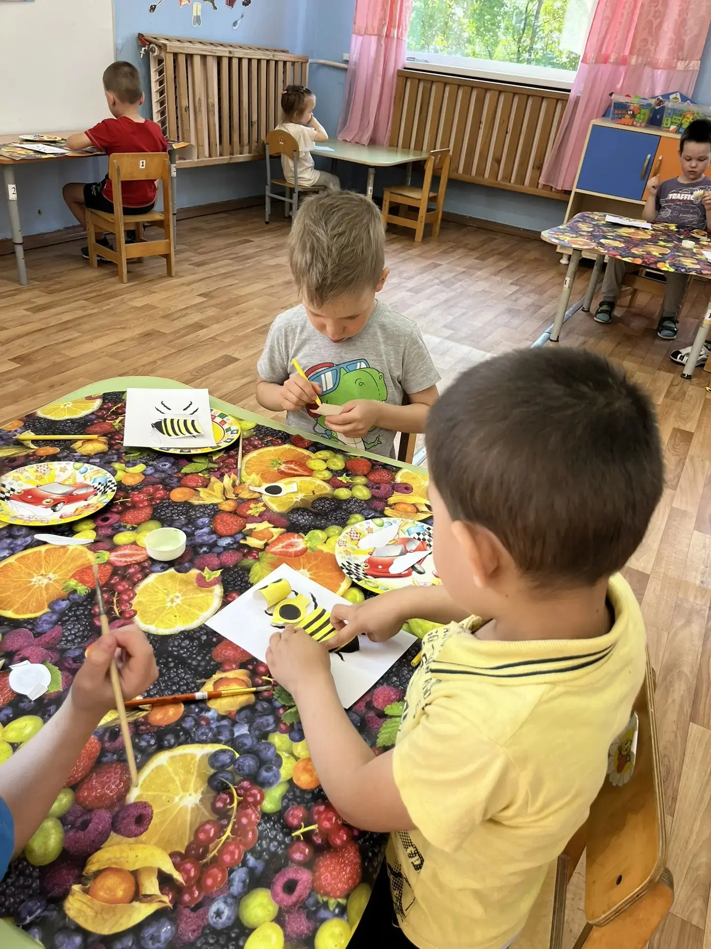 У пчелы забот немало!