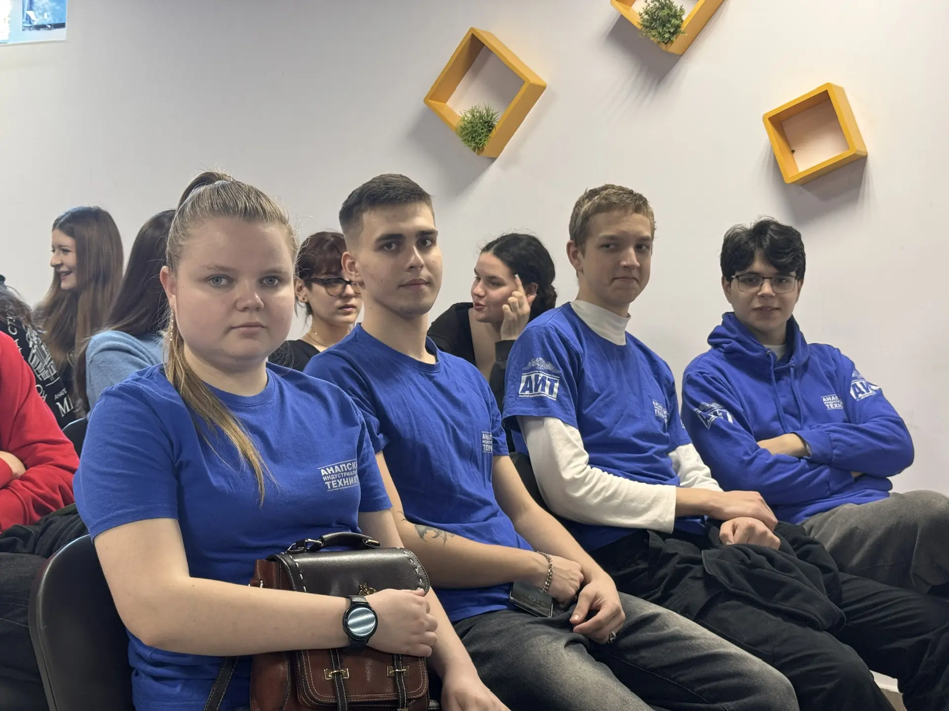 🦉 ЗНАТОКИ АИТ! 👨🏻‍🎓  Сегодня наша команда Анапского индустриального техникума блеснула эрудицией и к