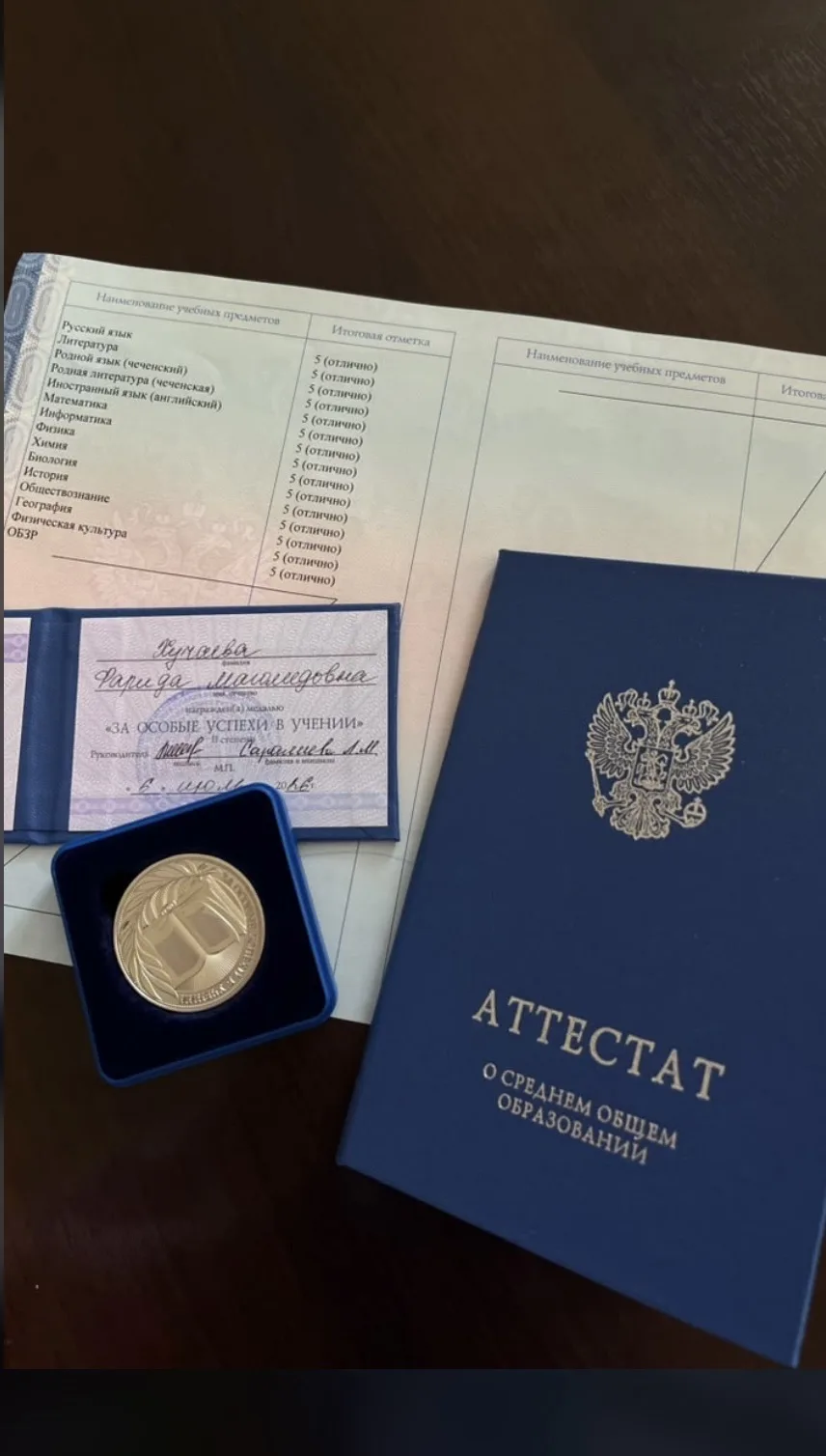Сегодня важный день - выпускники 11-го класса получили свои аттестаты! Гордимся каждым учеником, бла