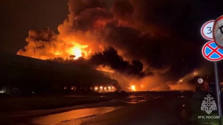 Фото вчерашнего пожара на складе в Ижорской промзоне