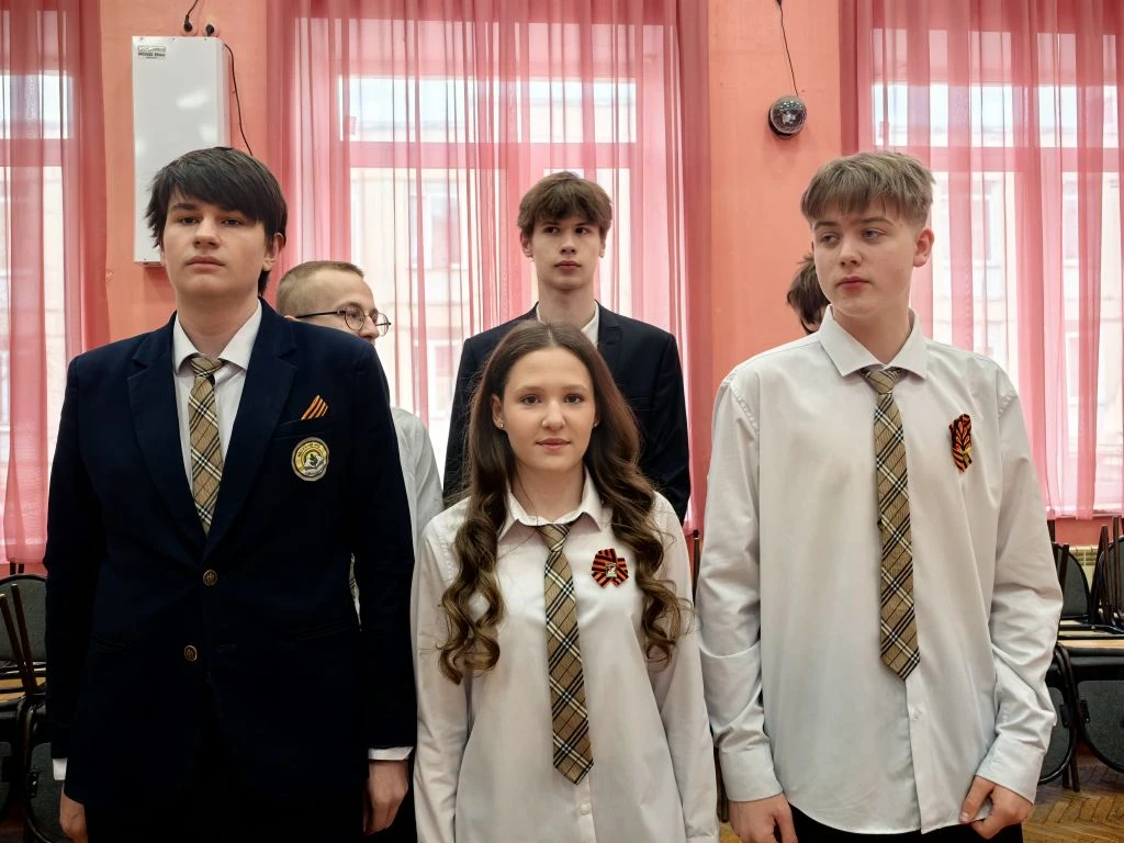 📌Новая учебная неделя в МАОУ СОШ №10 стартовала!  🏫По доброй традиции понедельник в нашей школе нача