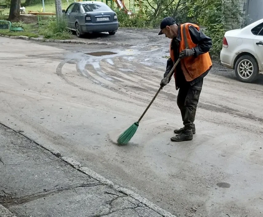 🧹Утренняя уборка придомовой территории по адресам: