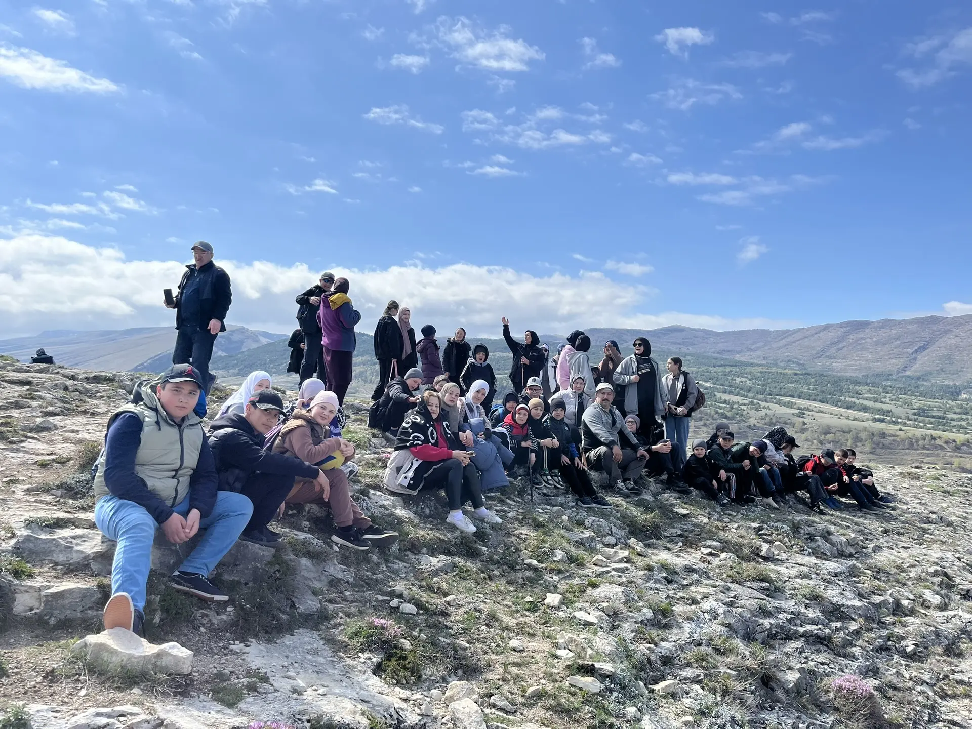 Сегодня мы сделали это всей школой! 🚌🏔️