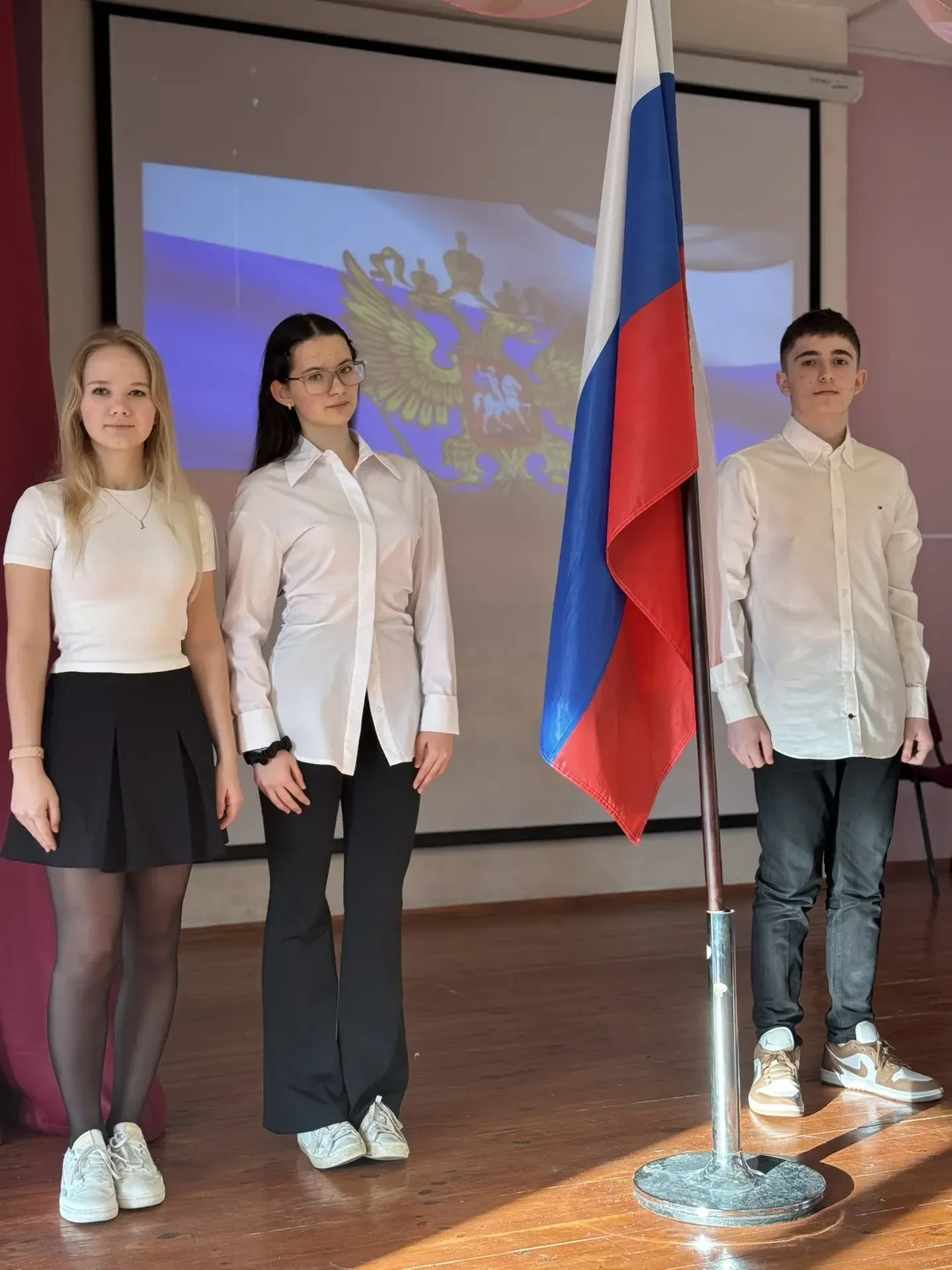 Начинаем новую учебную неделю с церемонии поднятия государственного флага Российской Федерации, кото