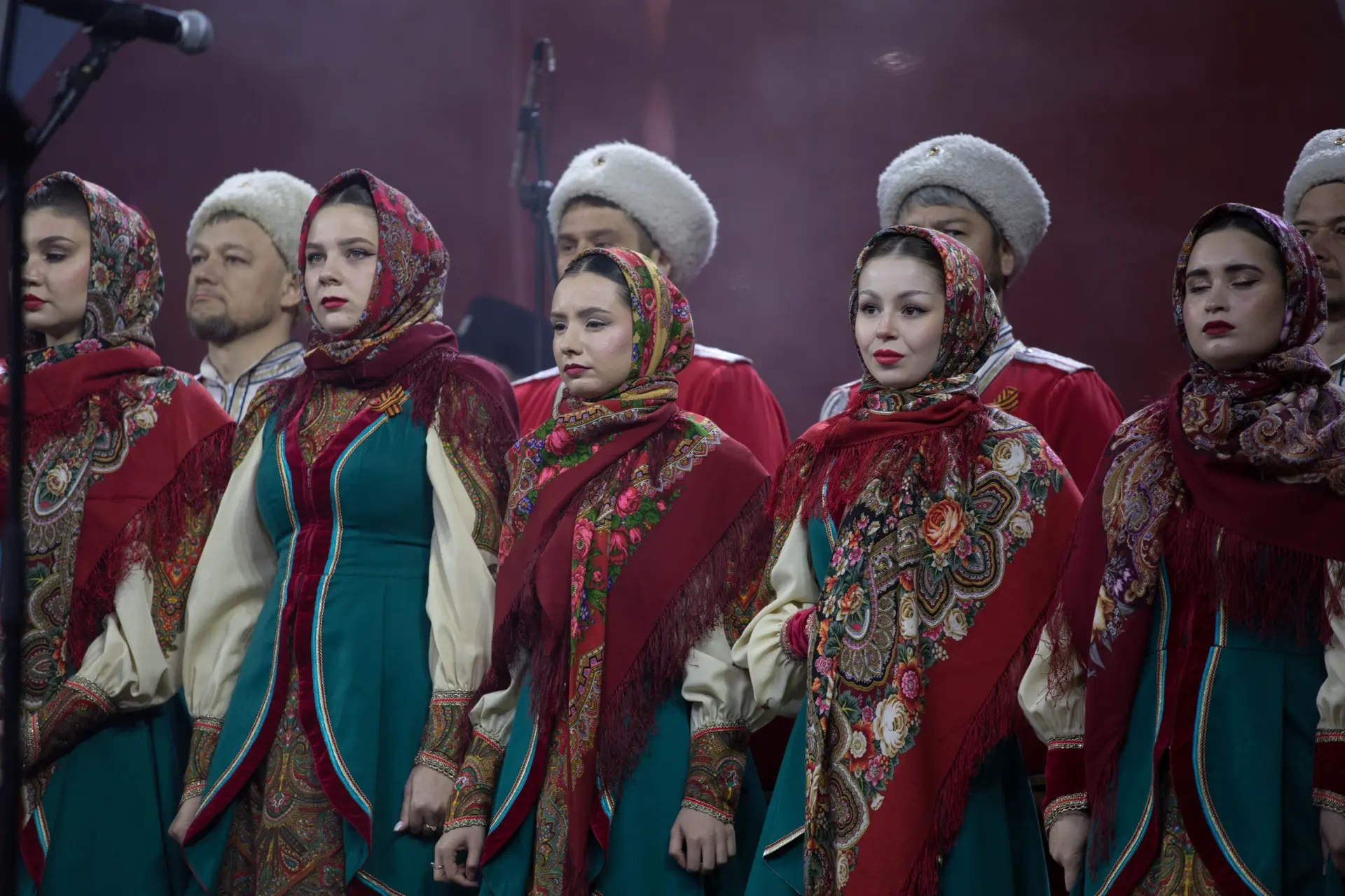 «Кубанский казачий хор выступает перед курганцами в День Победы    Выступлением государственного ака